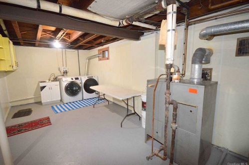 50 Aberdeen Rd, New Hyde Park NY  11040-2138 exterior