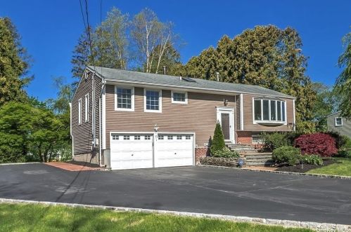 16 Greg Ln, Elwood, NY 11731-5524
