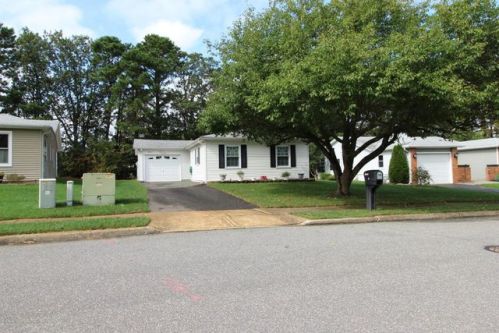 7 Kent Dr, Bricktown, NJ 08723-7128