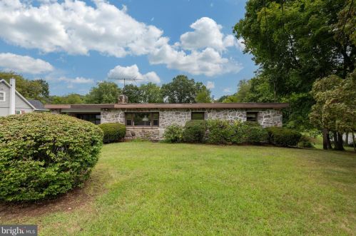 1071 Favinger Rd, Pottstown, PA 19465-8617