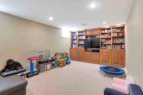 3935 Eileen Dr, Cincinnati OH 45209-2016 exterior