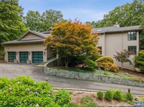 845 Huron Rd, Franklin Lakes, NJ 07417-2211