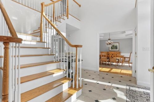8 Canterbury Ln, Bridgeport, CT 06612-1263