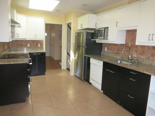 22 Glen Rd, Westbury NY  11590-1662 exterior