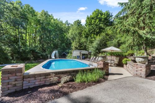 285 Mielke Ln, Williams Bay, WI 53191-3742