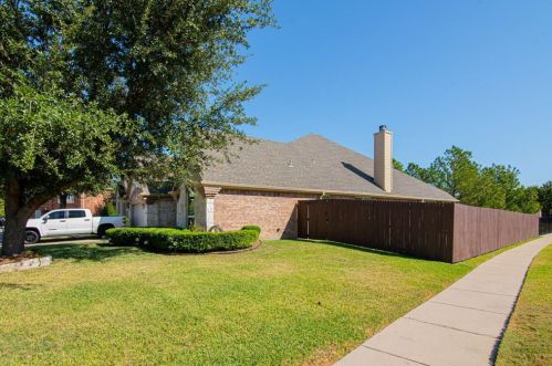 2000 Park Vista Ln, Euless, TX 76039-4333