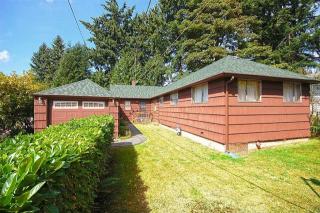 13513 Wallingford Ave, Seattle WA  98133-7740 exterior