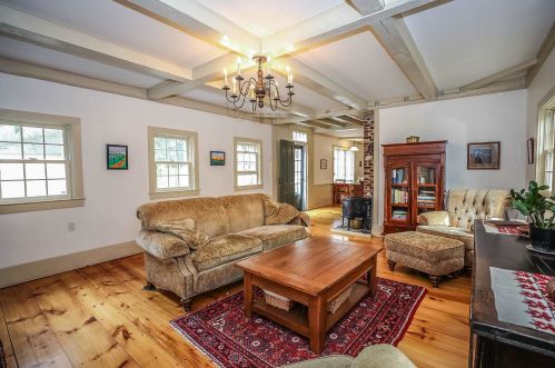 7 Carriage Rd, Amherst NH  03031-2933 exterior