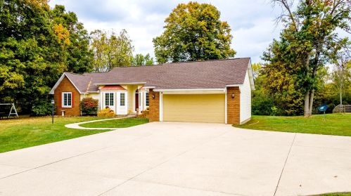 5985 Creek Rd, Washington Ch OH  43160-9726 exterior