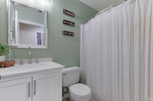 1056 Esparto Ct, Windsor CA  95492-7807 exterior