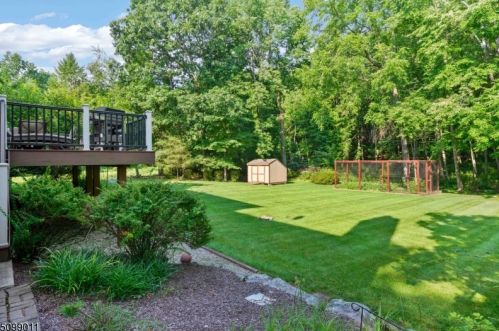 12 Stacey Ct, Sparta NJ  07871-1000 exterior