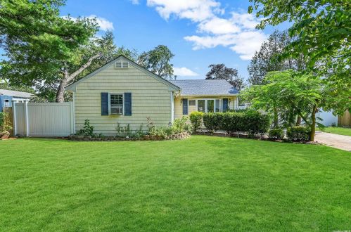 58 Maple St, Central Islip NY  11722-3105 exterior