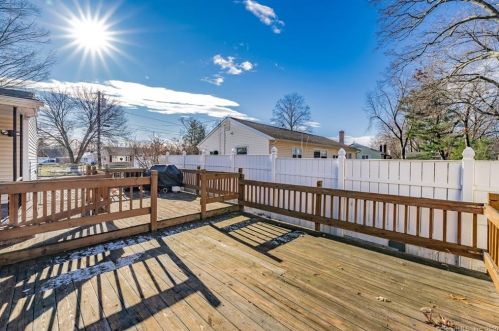 228 Grn Mnr Ter, Windsor Locks CT 06096-2737 exterior