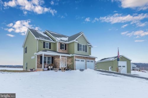 10 Bella Terra Dr, Shermansdale, PA 17090-8725