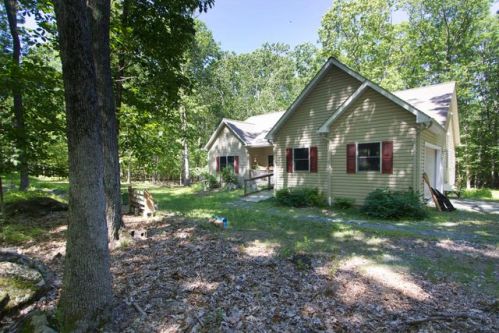 1020 Baughman Ct, Hawley, PA 18428-8335