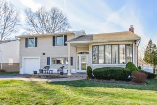 8 Whitlock St, Hicksville, NY 11803-3132