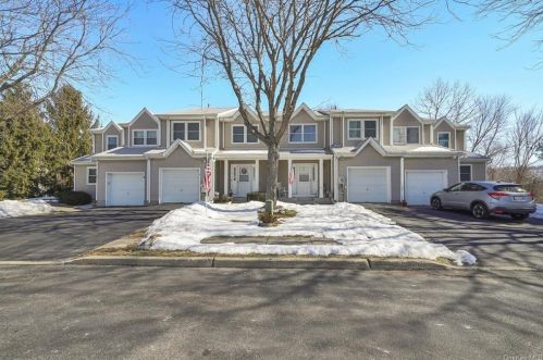 45 Deer Crossing Dr, Fishkill, NY 12524-1365
