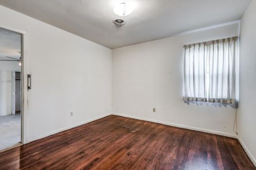 2215 Dennis St, Irving TX 75062-4273 exterior