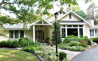 2032 Covered Bridge Rd, Cedarburg, WI 53012-8851