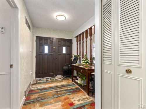 8 Villa Dr, Pueblo, CO 81001-1419