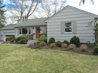 436 Manatuck Blvd, Brightwaters, NY 11718-1020