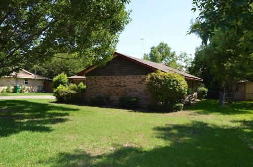 2511 Burnett Dr, Greenville TX  75402-7331 exterior