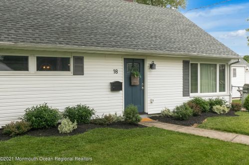 18 Wilson Pl, Tinton Falls, NJ 07701-5834