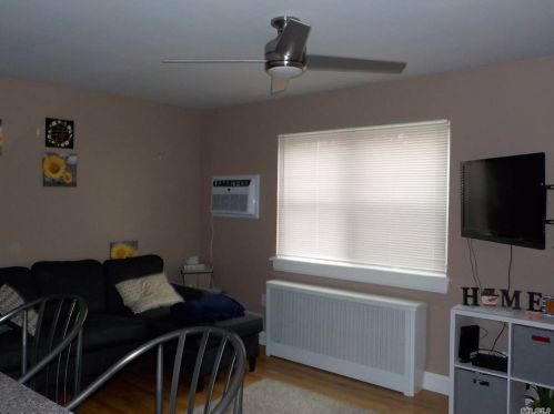 74-48 260th St, Floral Park, NY 11004-1122