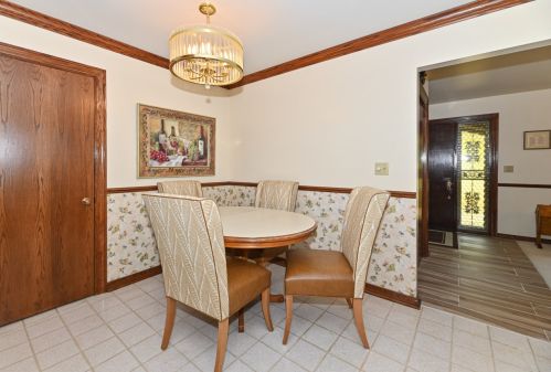 2490 Graylog Ln, Waukesha WI  53151-2924 exterior