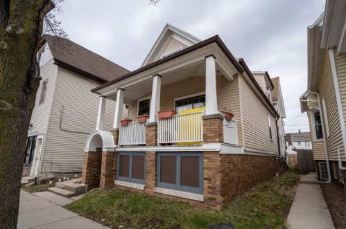 927 Center St, Milwaukee WI 53212-3049 exterior