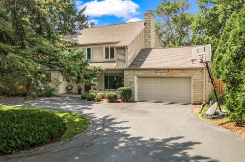 7607 Lake Dr, Milwaukee WI  53217-2909 exterior