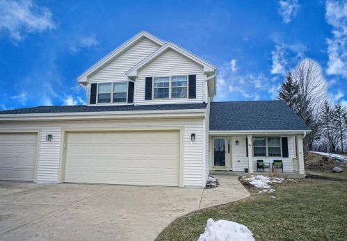 984 Hickory Creek Dr, Oconomowoc, WI 53066-3586