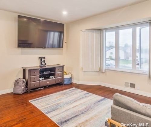 23 Oneida St, Deer Park NY  11729-3537 exterior