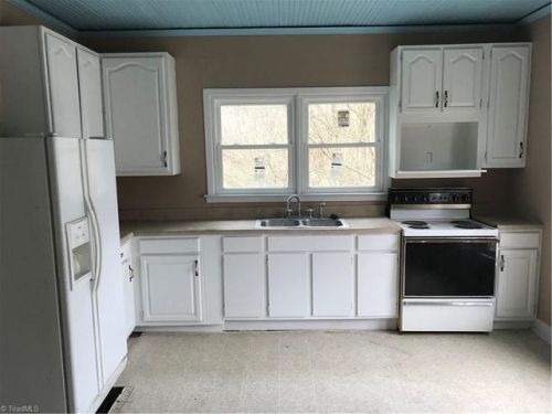 632 Riverside Dr, Eden, NC 27288-2632
