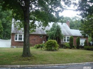 25 Central Woods Ln, Brookhaven, NY 11719-9712