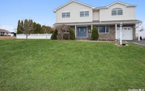 120 Rumford Rd, San Remo, NY 11754-3906
