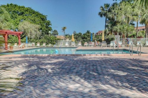 950 Egret Cir, Delray Beach FL  33444-7602 exterior