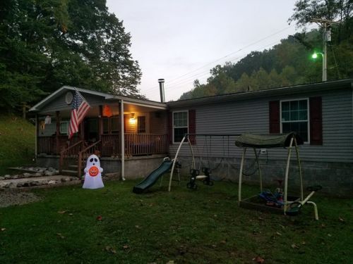 60 Reuben Branch Rd, Pine Mountain, KY 40810-8101