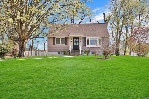 3746 Valleyview St, Mohegan Lake, NY 10547-1032