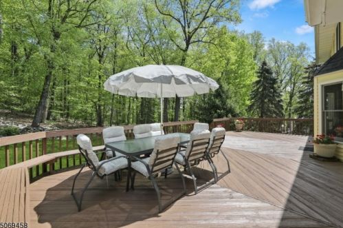 43 Mdw Blf Rd, Greystone Park NJ 07950-1951 exterior