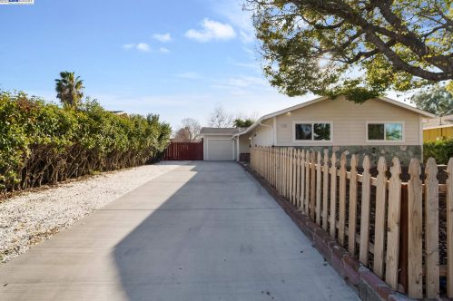 688 School St, West Pittsburg CA  94565-3940 exterior