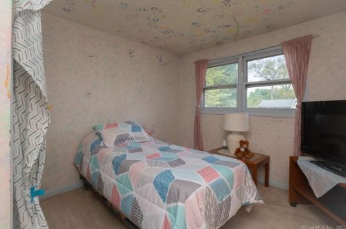 38 Pieper Dr, Wallingford CT  06492-2016 exterior