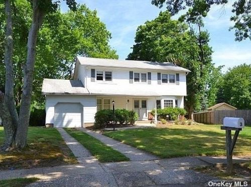 3 Fresno Ct, Elwood, NY 11731-1733