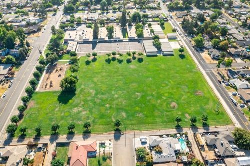 508 Heatherwood Dr, Madera CA  93637-2744 exterior