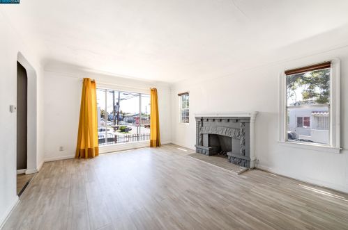 1301 60 Ave, Oakland CA 94621-3912 exterior