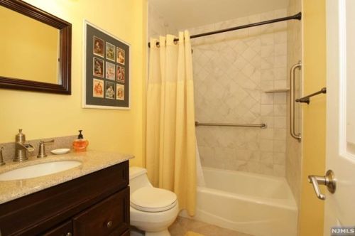 2904 Mark Twain Way, Mahwah NJ  07430-3429 exterior