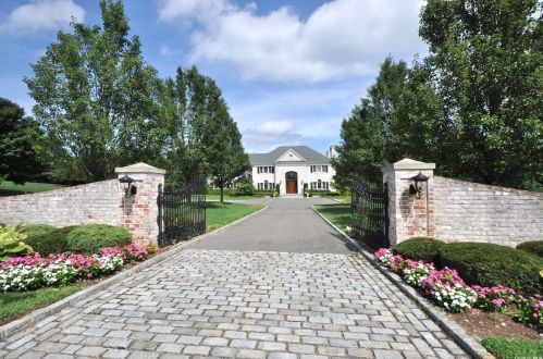 1 Old Wagon Ln, Westbury, NY 11568-1045