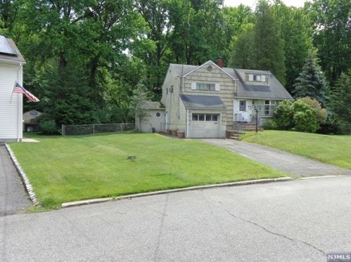 22 Meadow Dr, West Paterson, NJ 07424-1311