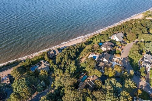 8 Bluffview Ct, Miller Place, NY 11764-1601