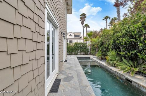 820 Mandalay Bch Rd, Oxnard CA 93035-1078 exterior